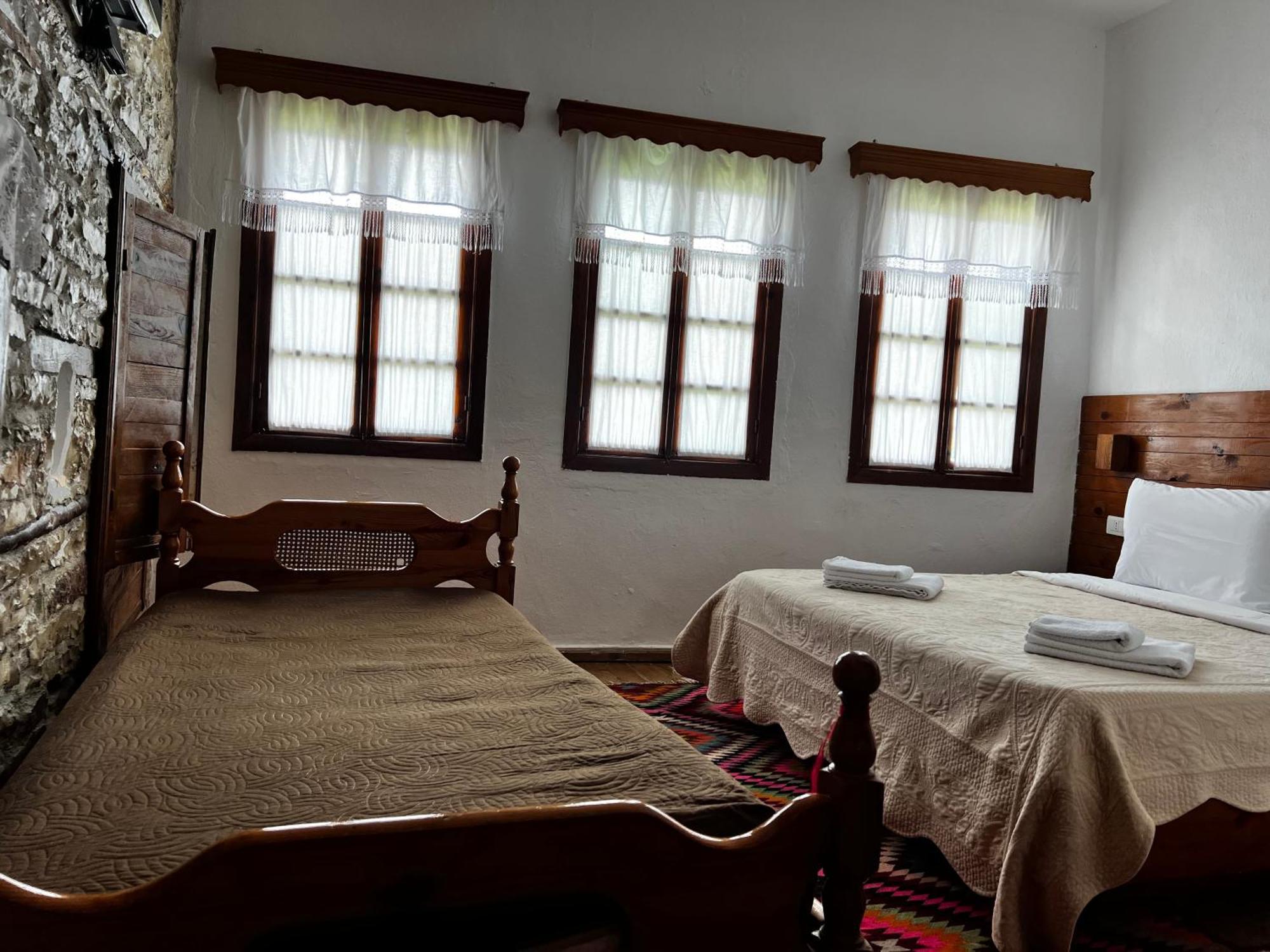Gjirokastër Guest House Salaria מראה חיצוני תמונה
